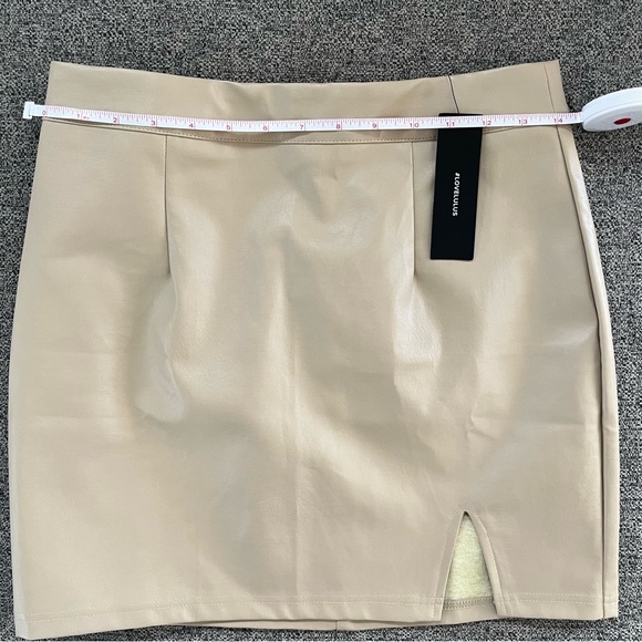 Lulu’s Corte Vegan Leather mini skirt - Picture 4 of 14